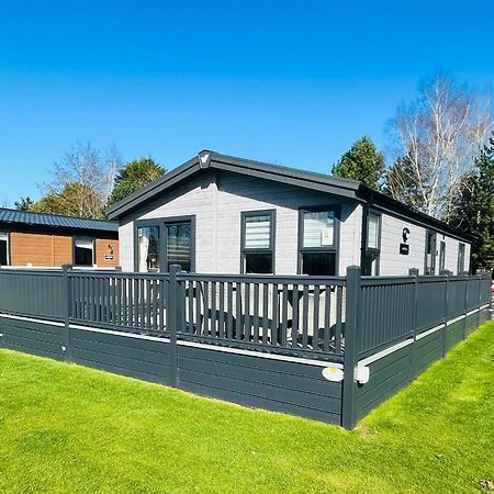 Black Moorhen Lodge With Hot Tub York Bagian luar foto